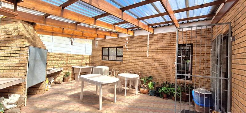 3 Bedroom Property for Sale in Fraaiuitsig Western Cape